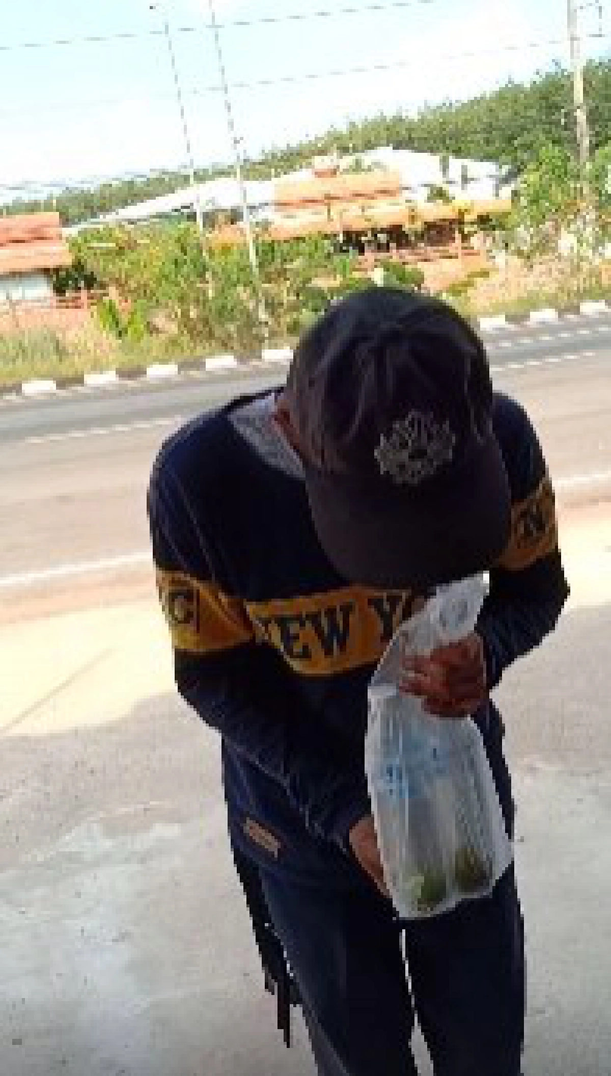 หนุ่มน้ำใจงาม เจอคนขอข้าวกิน เต็มใจช่วยเหลือแบ่งปัน