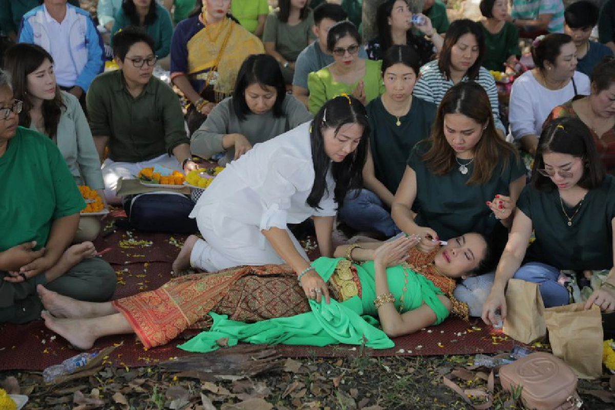 (คลิป) เกิดอะไรขึ้น 'ปิ๋ม ซีโฟร์' รำถวายแต่อยู่ๆ หมดสติ
