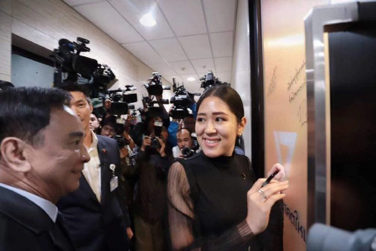 พี่ศรี จี้เอาผิด ธนาธร-อนค.ขีดเขียนประตูรัฐสภา