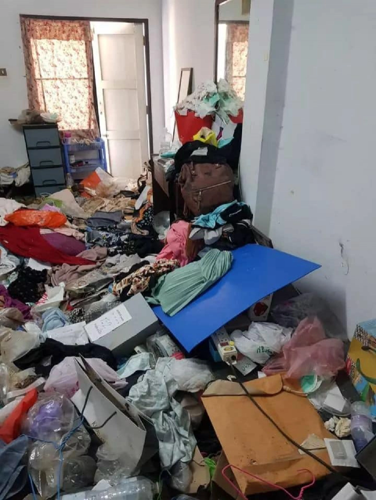 เจ้าของห้องสุดช็อค สาวสาธารณสุขทิ้งขยะโสโครกเกลื่อนห้อง