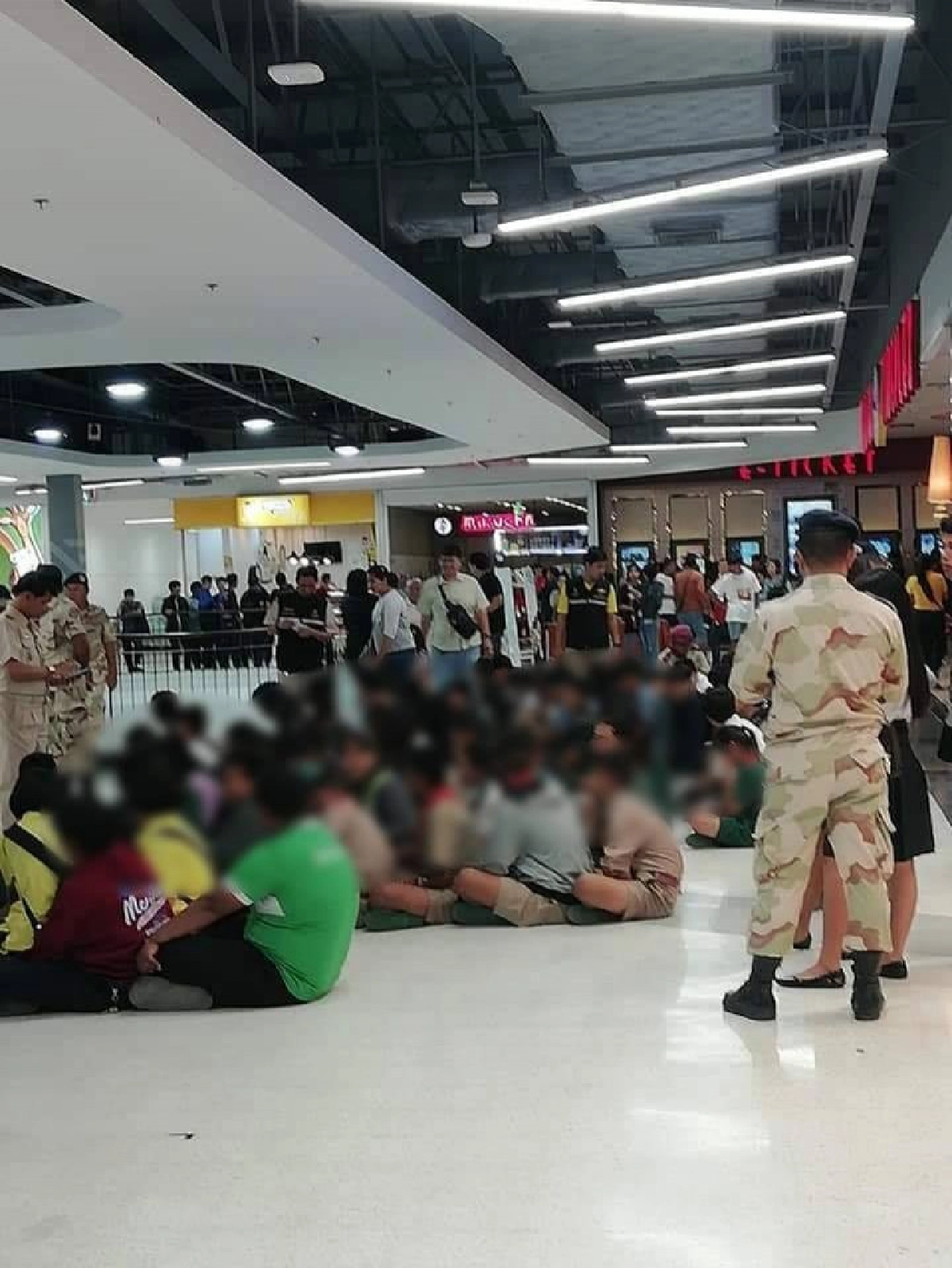 จับเพียบ ขาสั้นคอซองโดดเรียนดูหนัง 25 บาท