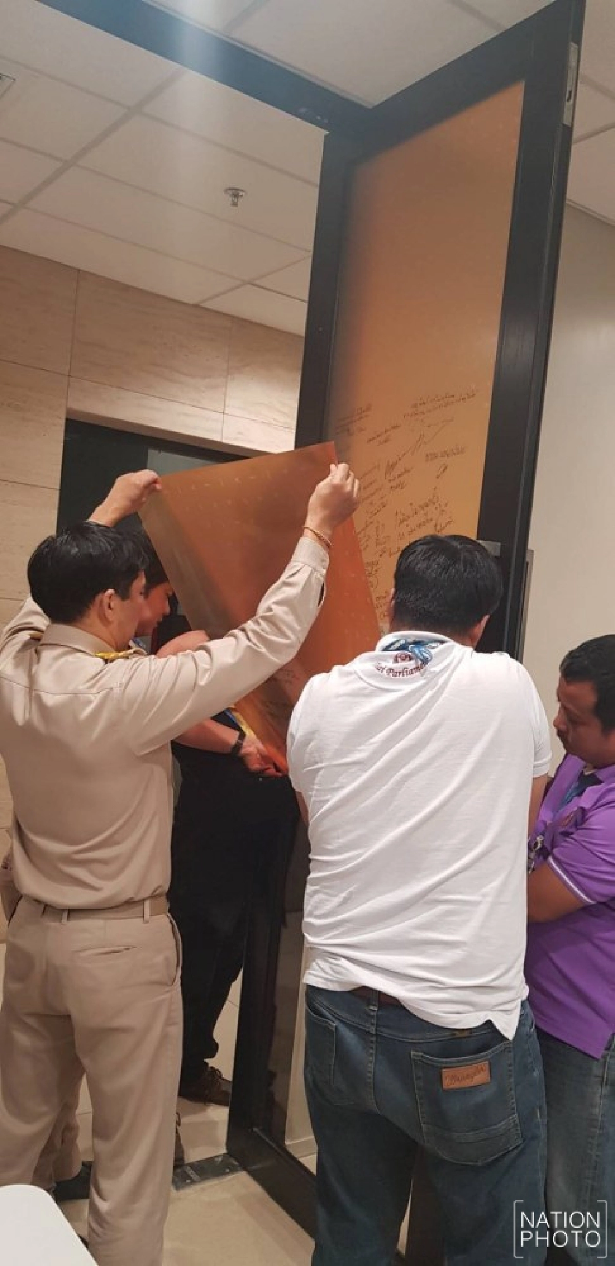 สภาลอกสติ๊กเกอร์อนาคตใหม่ ออกหน้าห้องรับรองแล้ว