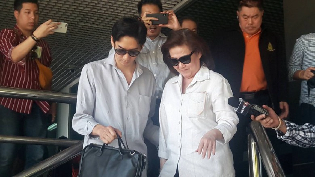 เลื่อนตัดสินคดี เบญจา ช่วยโอ๊ค-เอม ขายหุ้นชินฯ 26 ธ.ค.นี้