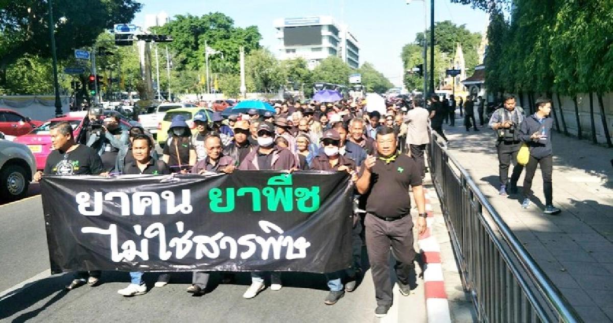 ม็อบเกษตรกรชุดดำ ลุกฮือไล่มนัญญาพ้นรมช.