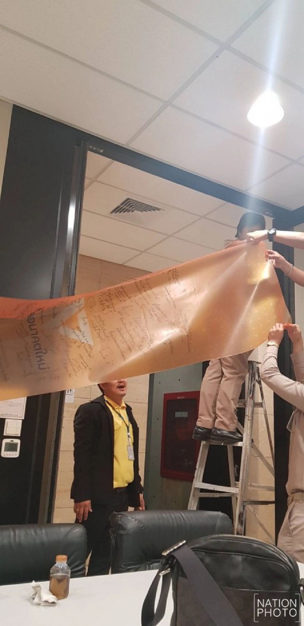 สภาลอกสติ๊กเกอร์อนาคตใหม่ ออกหน้าห้องรับรองแล้ว