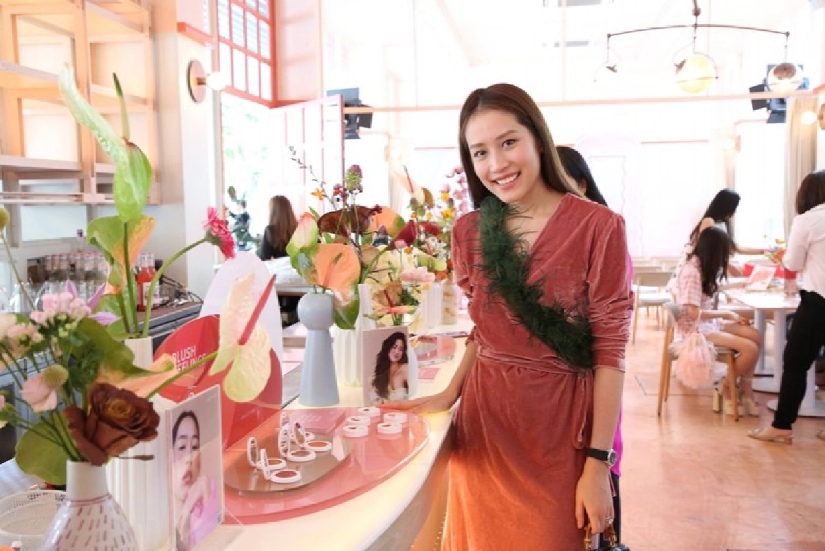 เครื่องสำอางน้องใหม่เติมเต็มสวย