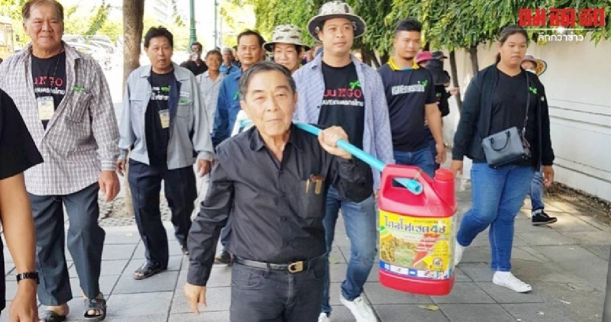 นักวิชาการม.เกษตรฯร่วมแต่งชุดดำ หาบสารประท้วงยกเลิก