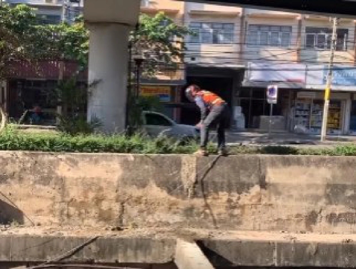 หนุ่มวินช่วยสุนัขที่กำลังตกน้ำ สุดกำลัง เพื่อให้มันปลอดภัย