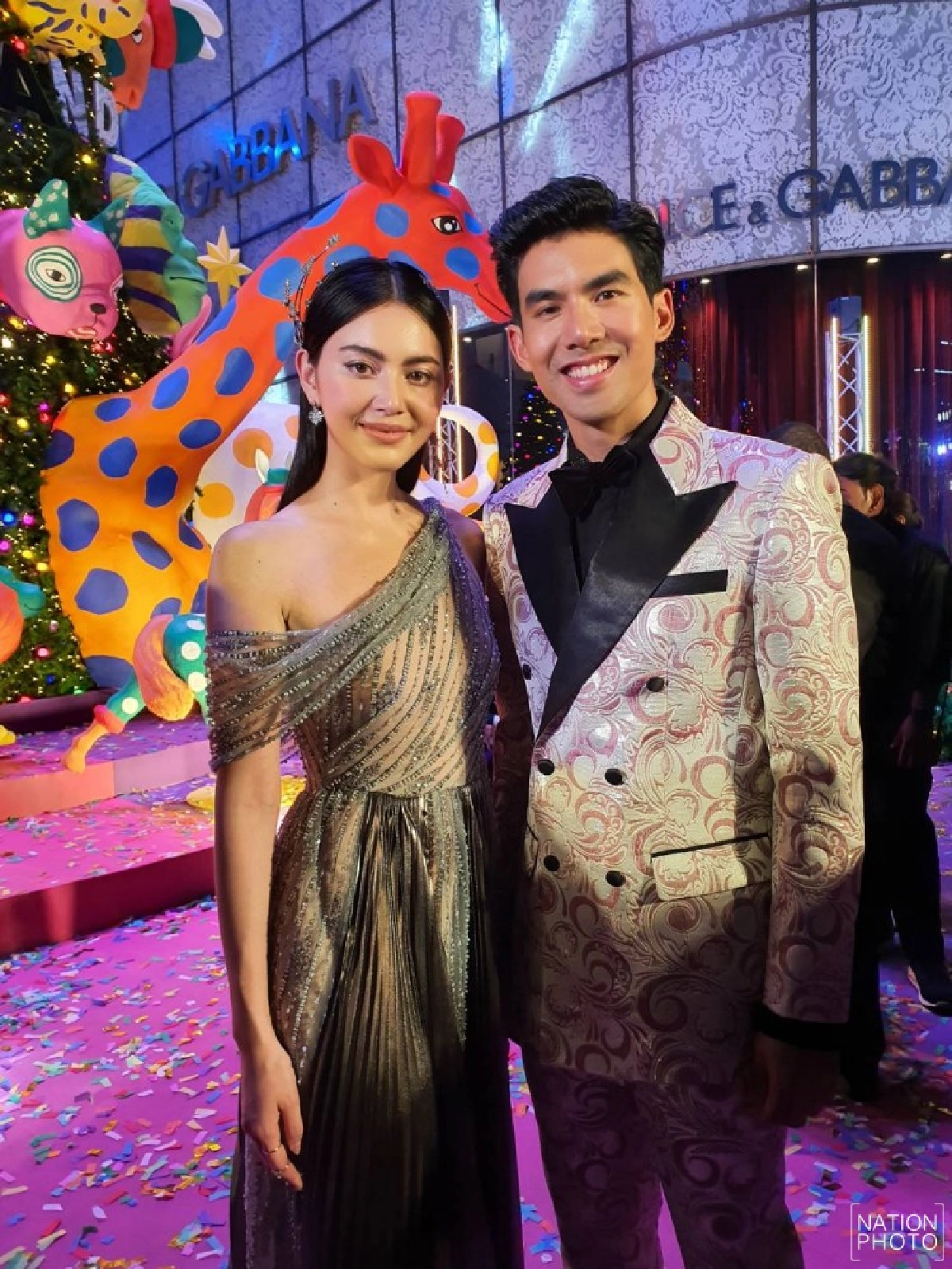 ท่าจับมือซิกเนอเจอร์ของคู่ 'ใหม่-เต๋อ' 