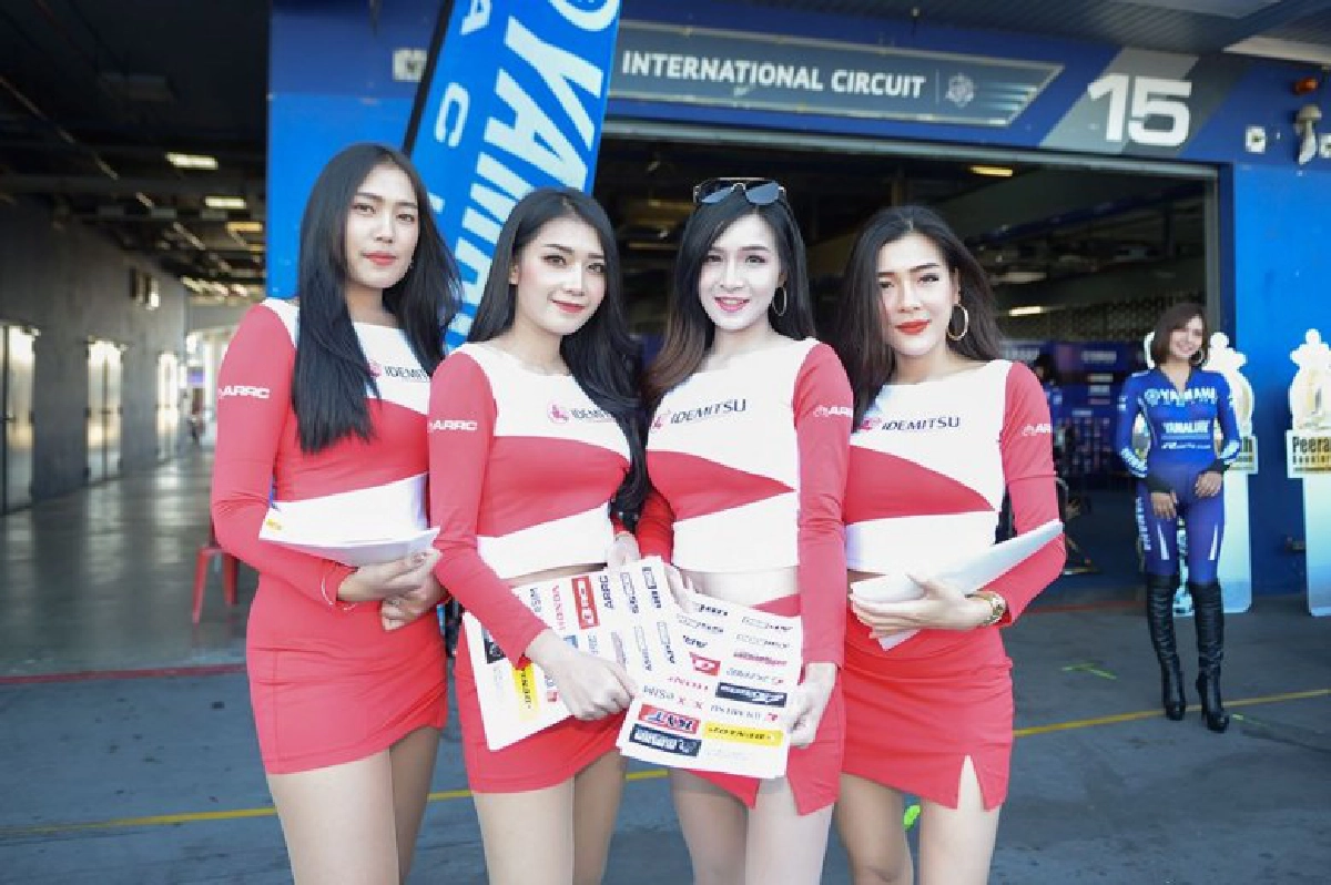 เปิดภาพชุด 'แพ็ดด็อคเกิร์ล' ศึกเอเชีย โร้ด เรซซิ่ง