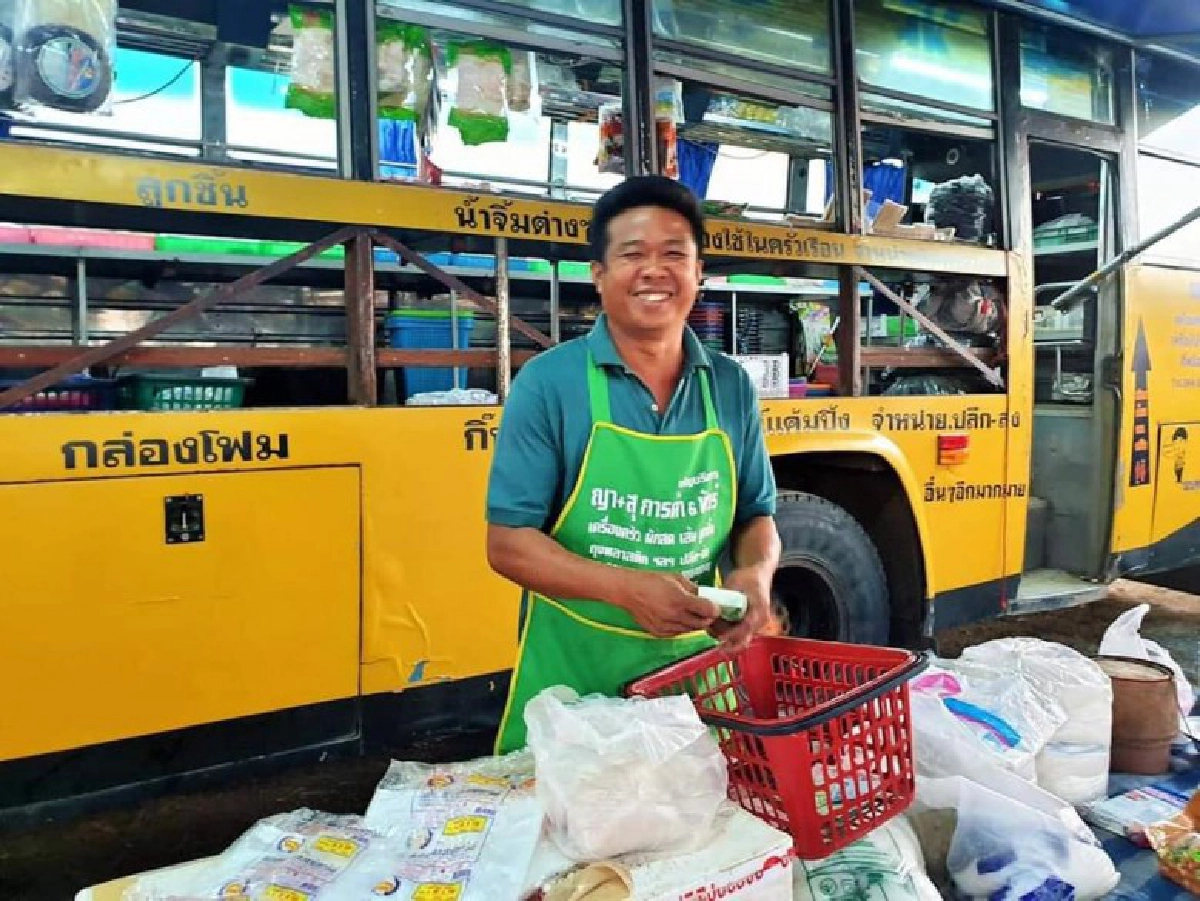 หนุ่มวังน้ำเขียว ดัดแปลงรถรับส่ง นร.เป็นบัสซุปเปอร์มาร์เก็ต