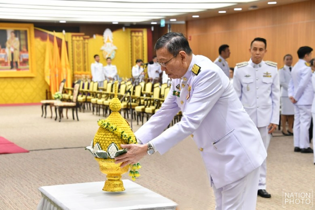 ปธ.-รองปธ.รัฐสภา ถวายพานพุ่ม ร.7 เนื่องในวันรัฐธรรมนูญ