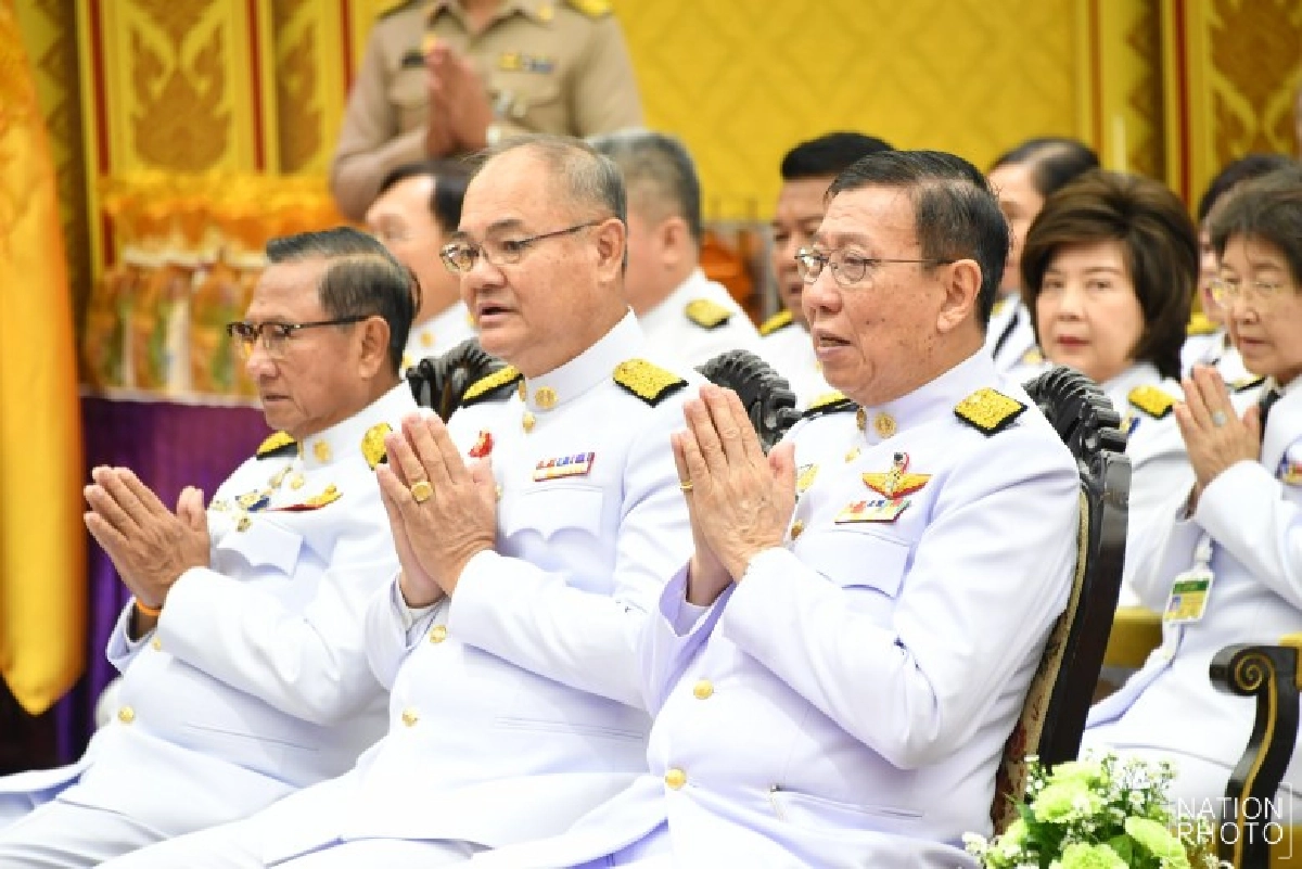 ปธ.-รองปธ.รัฐสภา ถวายพานพุ่ม ร.7 เนื่องในวันรัฐธรรมนูญ