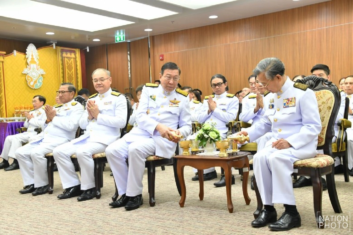 ปธ.-รองปธ.รัฐสภา ถวายพานพุ่ม ร.7 เนื่องในวันรัฐธรรมนูญ