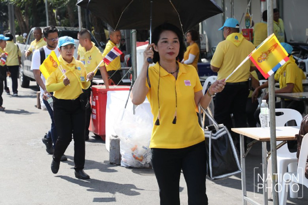 พสกนิกรทยอยเข้าพื้นที่เฝ้าฯรับเสด็จในหลวง ราชินี(ภาพชุด) 
