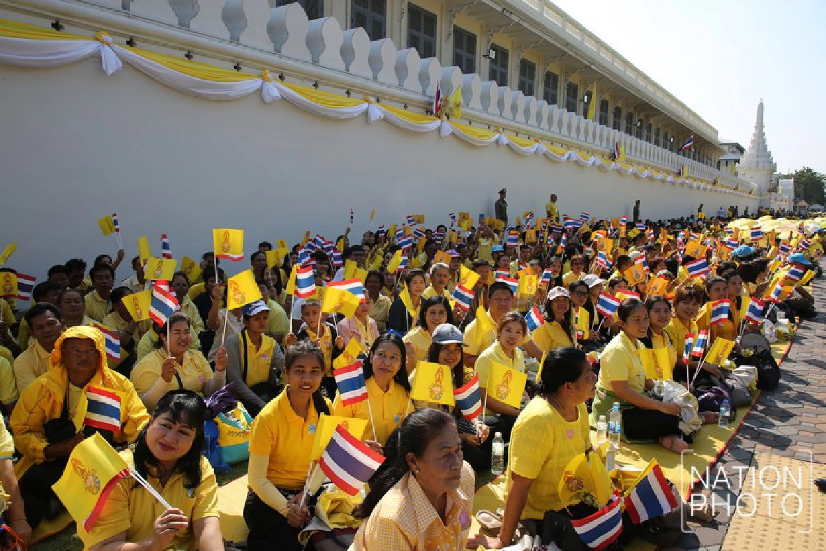 พสกนิกรทยอยเข้าพื้นที่เฝ้าฯรับเสด็จในหลวง ราชินี(ภาพชุด) 