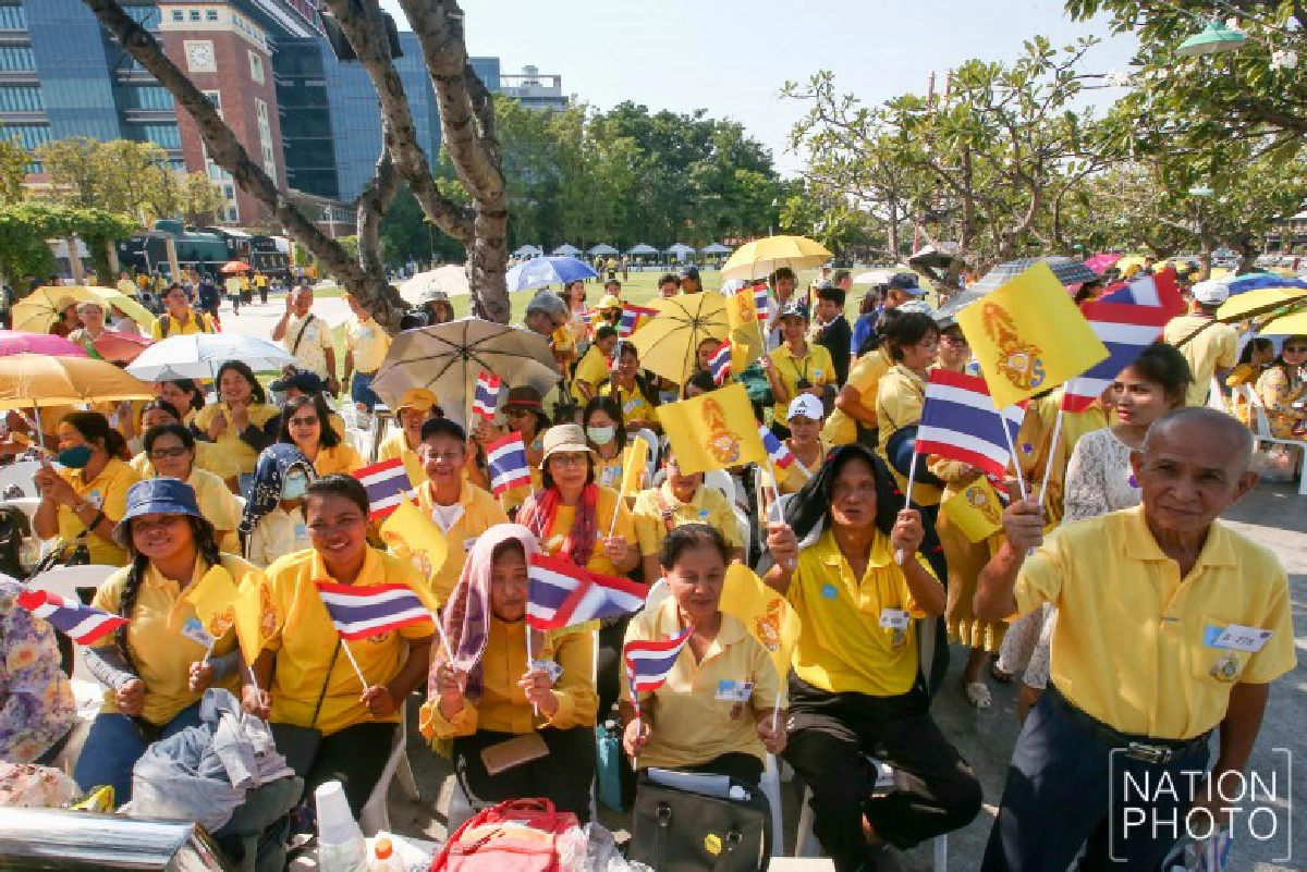 พสกนิกรทยอยเข้าพื้นที่เฝ้าฯรับเสด็จในหลวง ราชินี(ภาพชุด) 