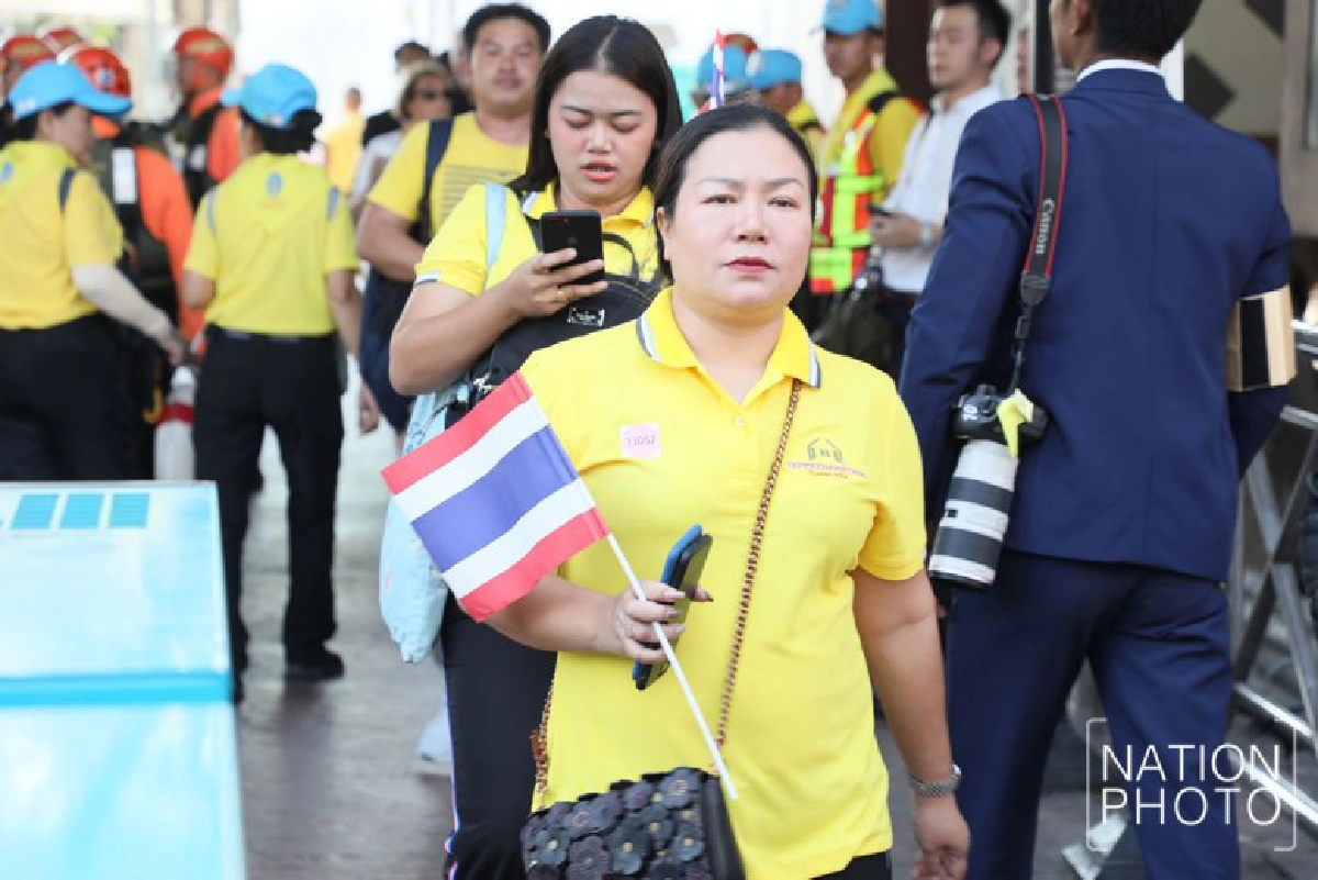 พสกนิกรทยอยเข้าพื้นที่เฝ้าฯรับเสด็จในหลวง ราชินี(ภาพชุด) 