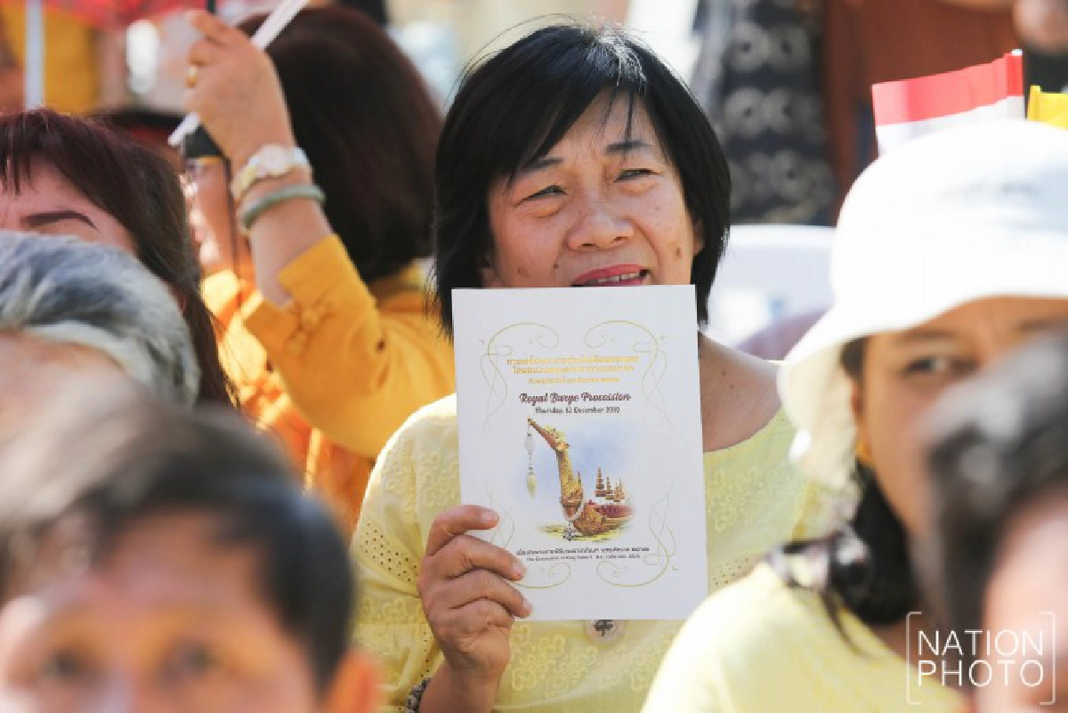 พสกนิกรทยอยเข้าพื้นที่เฝ้าฯรับเสด็จในหลวง ราชินี(ภาพชุด) 