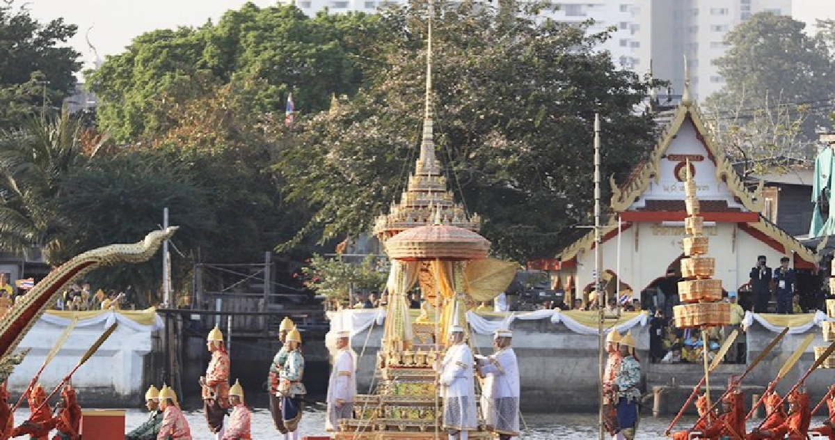 ในหลวงเสด็จฯเลียบพระนครทางชลมารค (ภาพชุด)