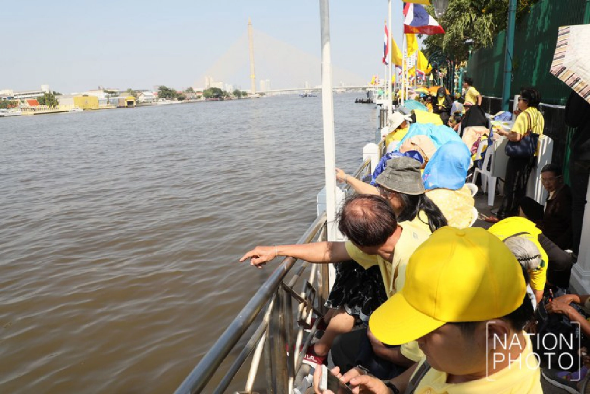 พสกนิกรทยอยเข้าพื้นที่เฝ้าฯรับเสด็จในหลวง ราชินี(ภาพชุด) 