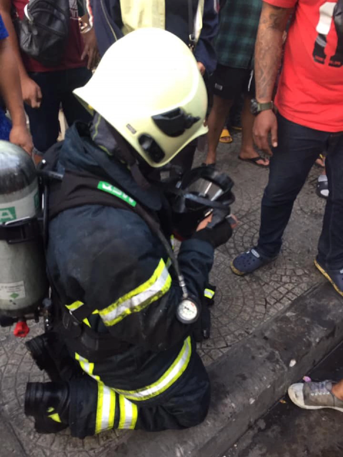 หนุ่มดับเพลิงเล่านาทีลุยเดี่ยวฝ่าไฟไหม้ช่วยหนูน้อยติดบนอาคาร