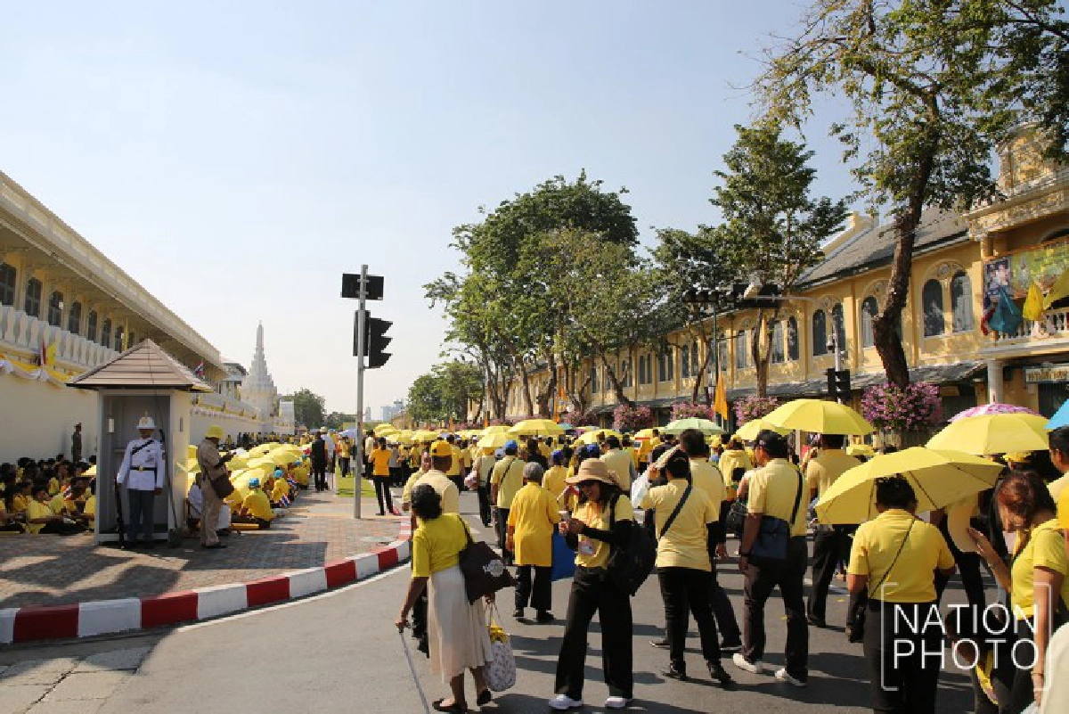 พสกนิกรทยอยเข้าพื้นที่เฝ้าฯรับเสด็จในหลวง ราชินี(ภาพชุด) 