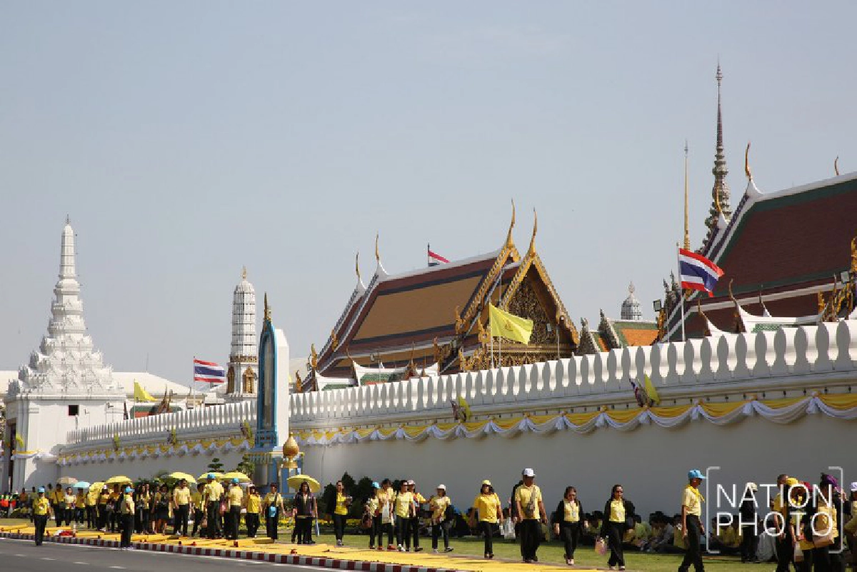 พสกนิกรทยอยเข้าพื้นที่เฝ้าฯรับเสด็จในหลวง ราชินี(ภาพชุด) 