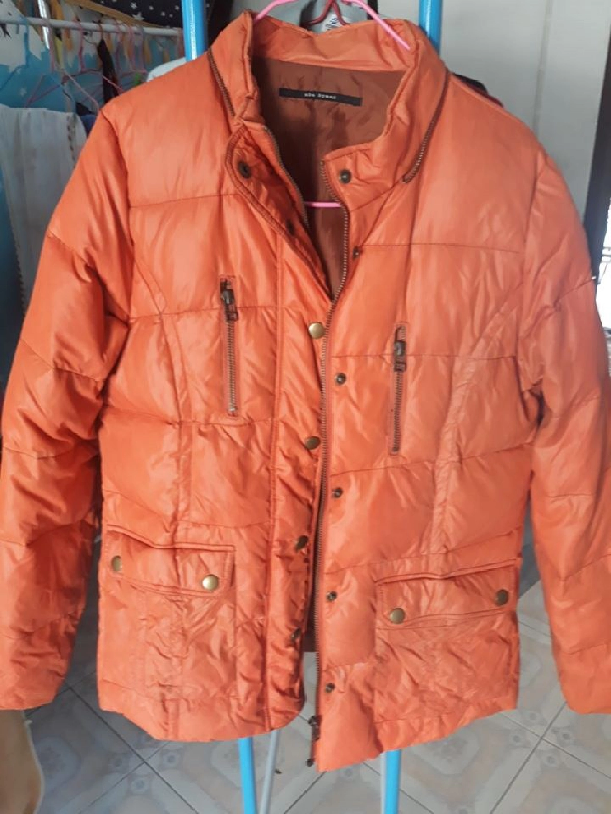 สาวมอบผ้าห่ม เสื้อกันหนาวกับลุงและสุนัขจรจัดที่นอนข้างถนน