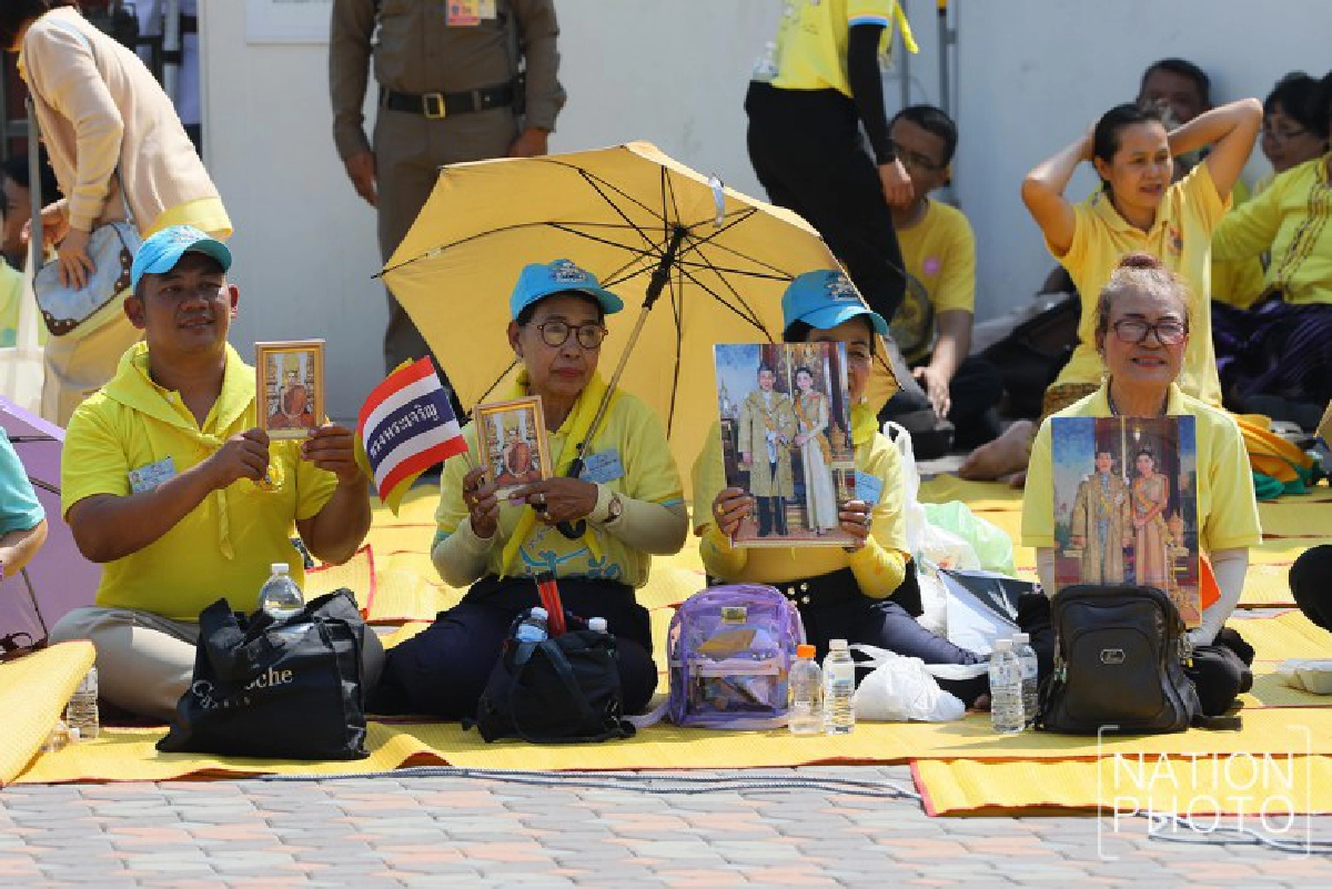 พสกนิกรทยอยเข้าพื้นที่เฝ้าฯรับเสด็จในหลวง ราชินี(ภาพชุด) 