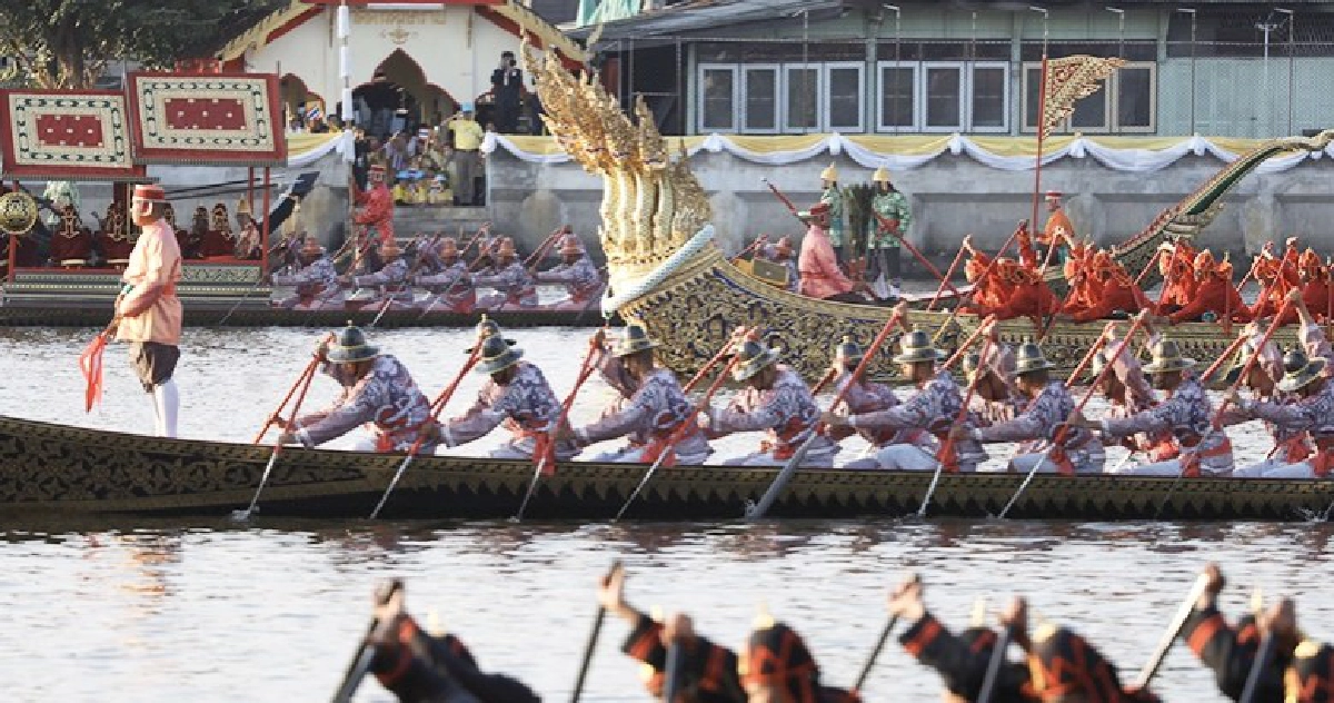 ในหลวงเสด็จฯเลียบพระนครทางชลมารค (ภาพชุด)