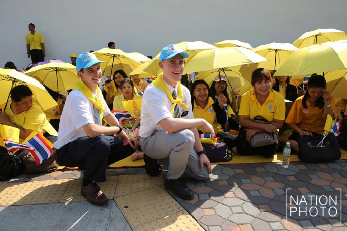 พสกนิกรทยอยเข้าพื้นที่เฝ้าฯรับเสด็จในหลวง ราชินี(ภาพชุด) 