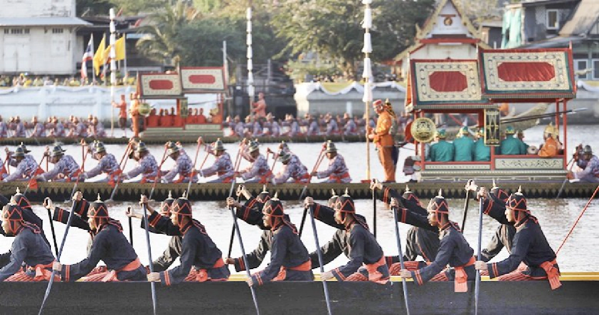 ในหลวงเสด็จฯเลียบพระนครทางชลมารค (ภาพชุด)
