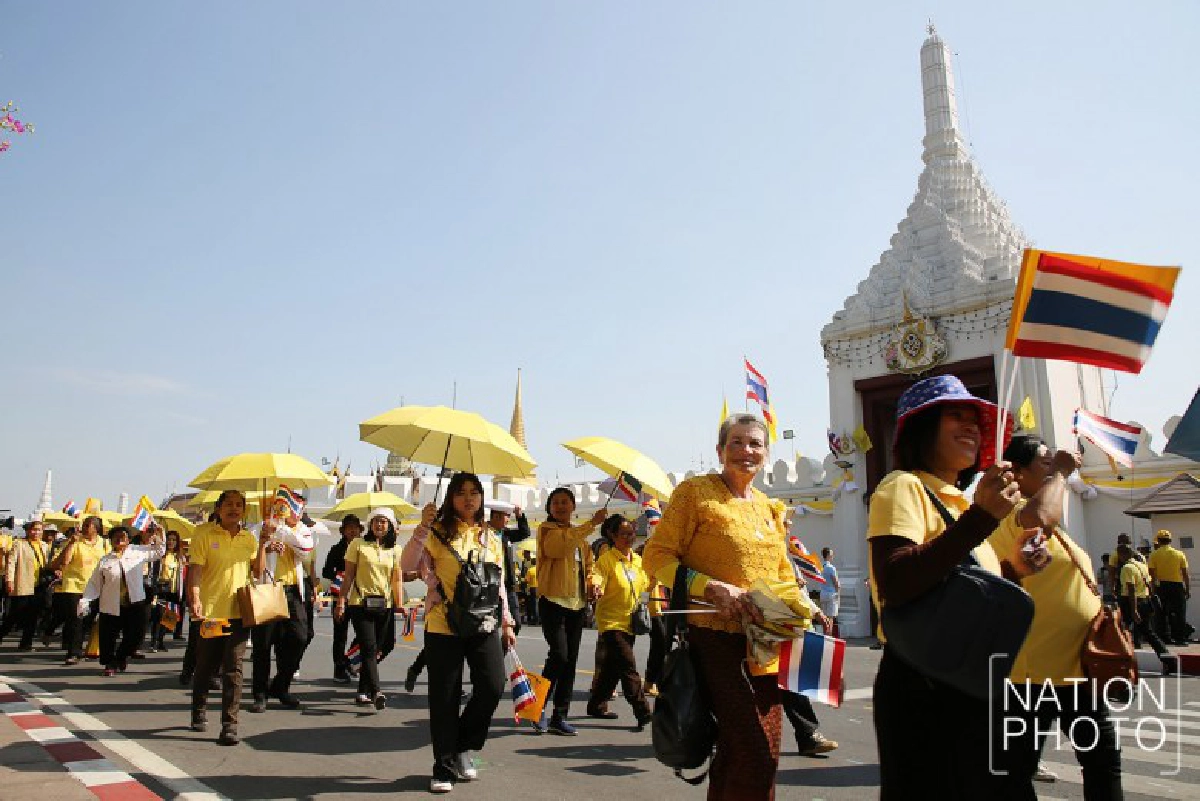 พสกนิกรทยอยเข้าพื้นที่เฝ้าฯรับเสด็จในหลวง ราชินี(ภาพชุด) 