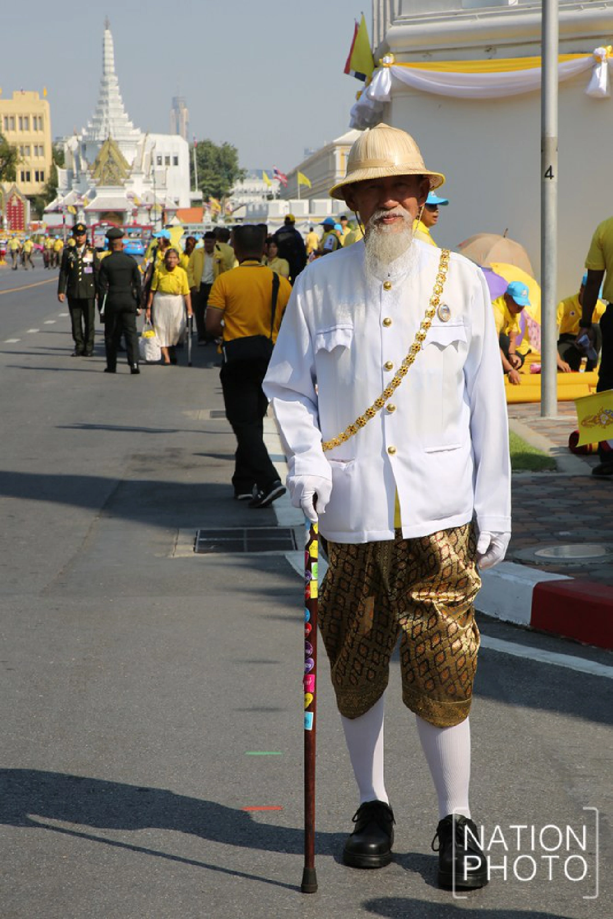 พสกนิกรทยอยเข้าพื้นที่เฝ้าฯรับเสด็จในหลวง ราชินี(ภาพชุด) 