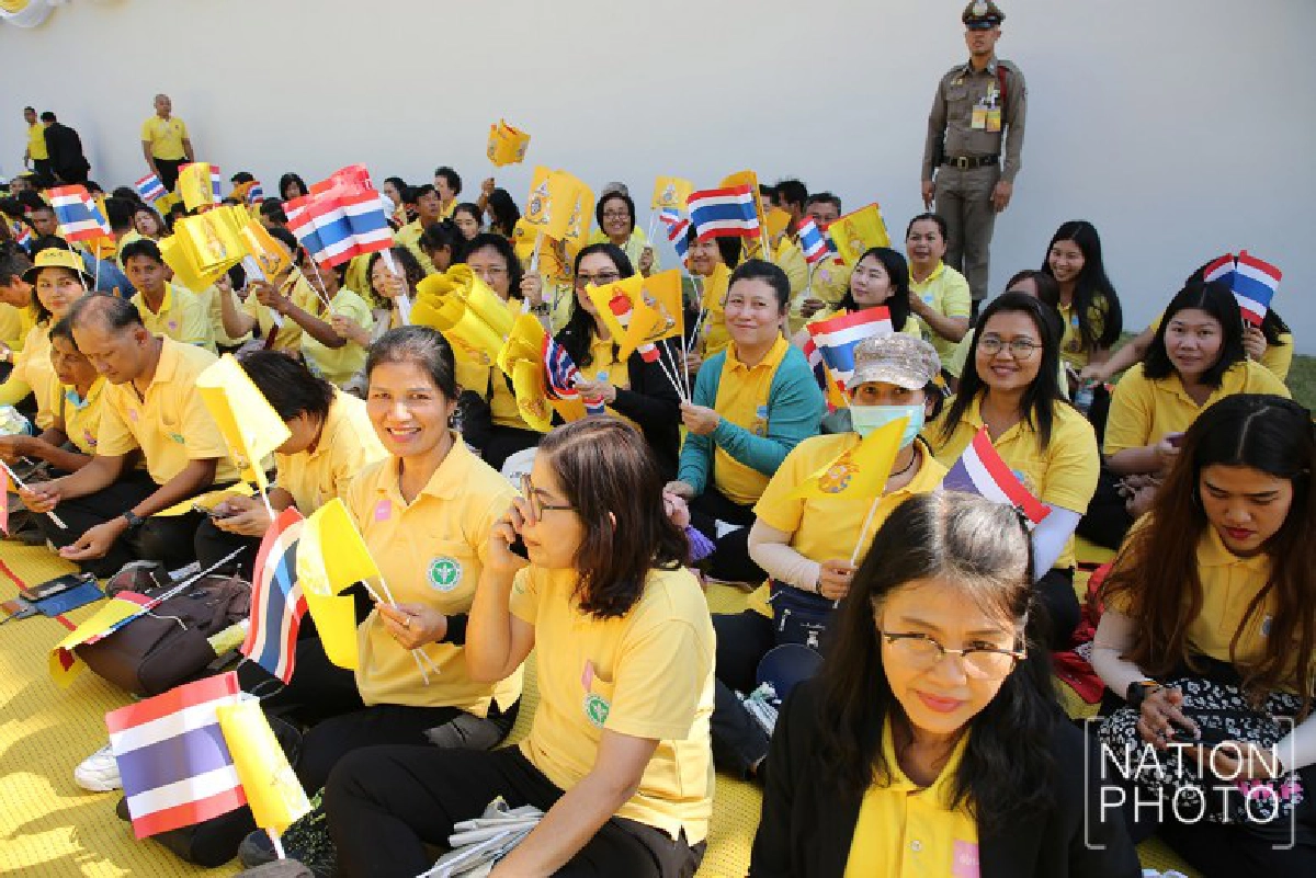 พสกนิกรทยอยเข้าพื้นที่เฝ้าฯรับเสด็จในหลวง ราชินี(ภาพชุด) 