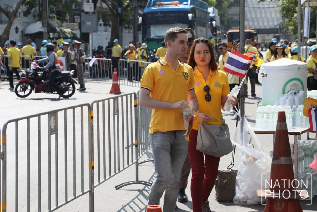 พสกนิกรทยอยเข้าพื้นที่เฝ้าฯรับเสด็จในหลวง ราชินี(ภาพชุด) 