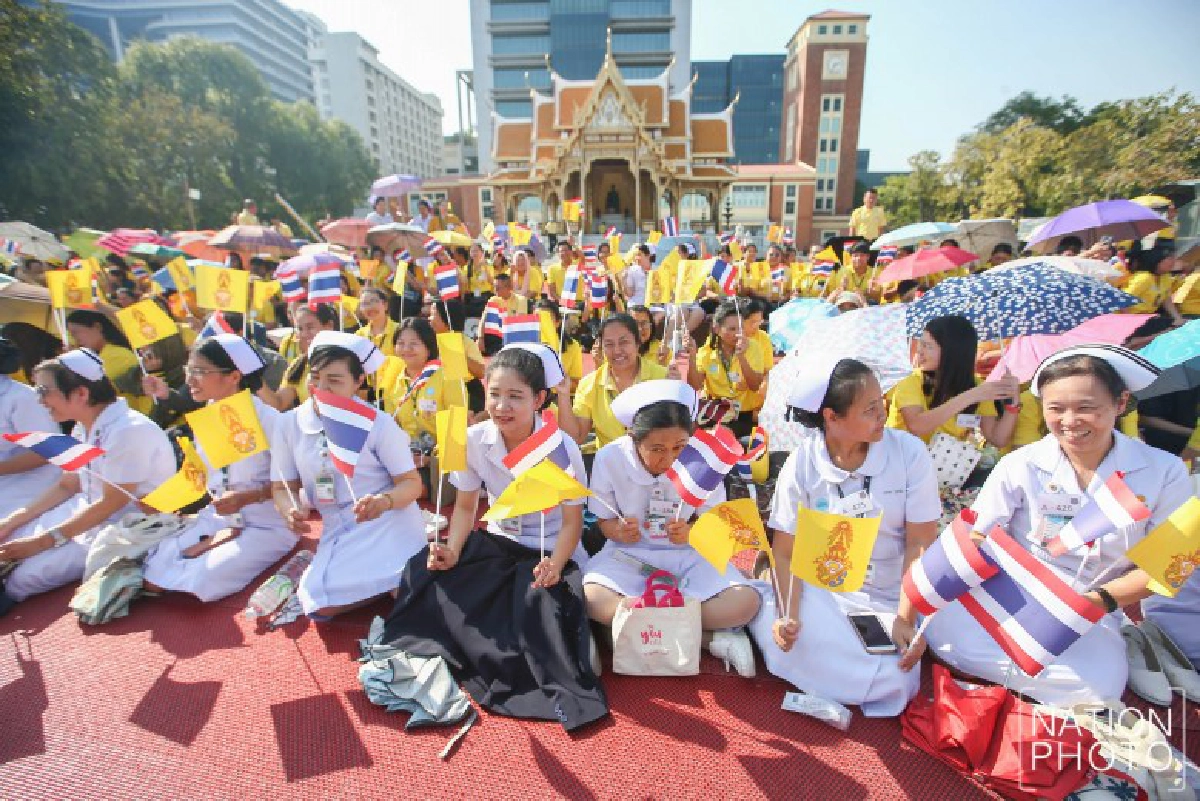 พสกนิกรทยอยเข้าพื้นที่เฝ้าฯรับเสด็จในหลวง ราชินี(ภาพชุด) 