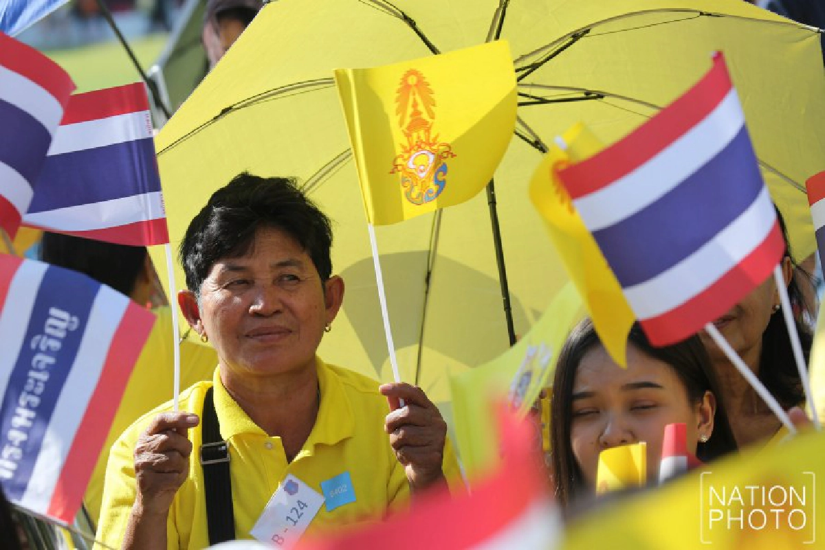 พสกนิกรทยอยเข้าพื้นที่เฝ้าฯรับเสด็จในหลวง ราชินี(ภาพชุด) 