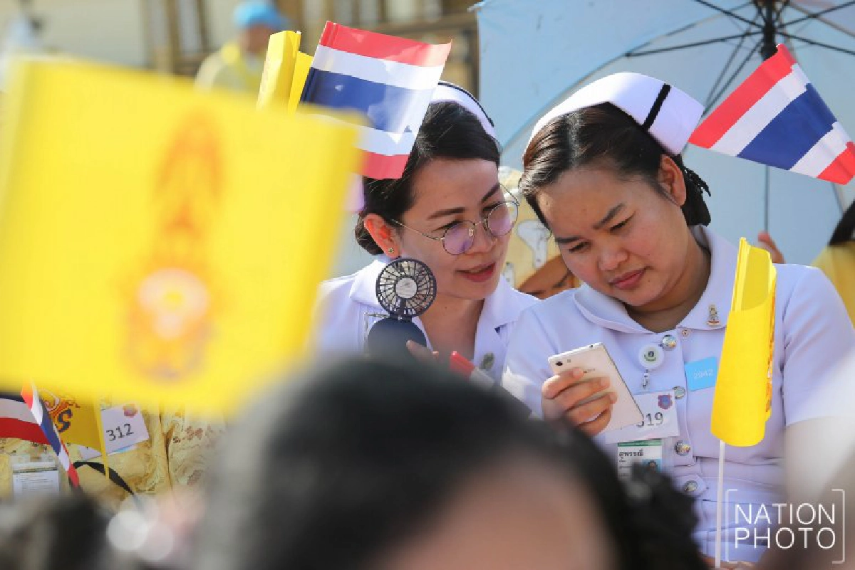 พสกนิกรทยอยเข้าพื้นที่เฝ้าฯรับเสด็จในหลวง ราชินี(ภาพชุด) 