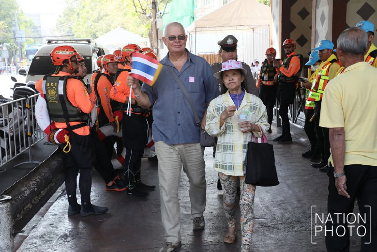 พสกนิกรทยอยเข้าพื้นที่เฝ้าฯรับเสด็จในหลวง ราชินี(ภาพชุด) 