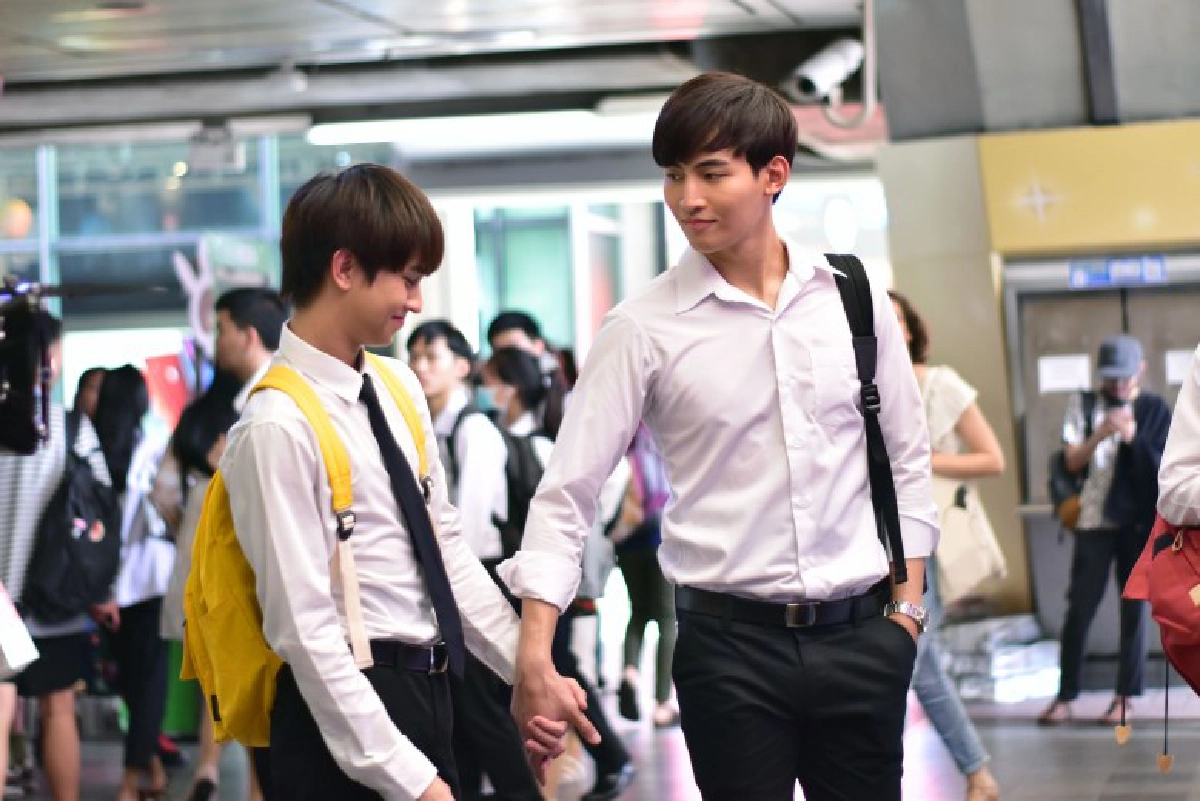 'โอห์ม' แหวกม่านจูบ 'ฟลุ้ค'