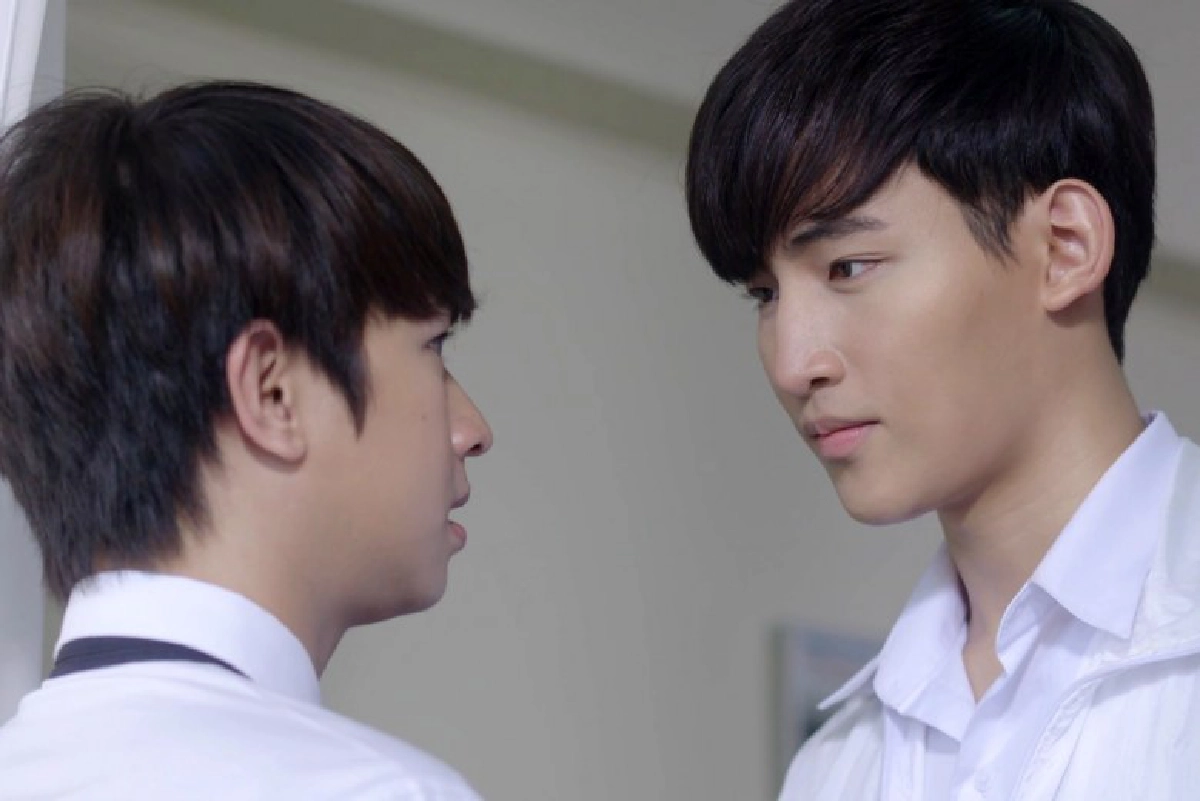'โอห์ม' แหวกม่านจูบ 'ฟลุ้ค'