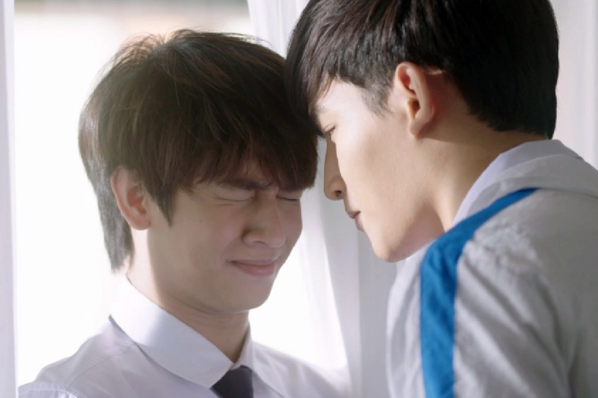 'โอห์ม' แหวกม่านจูบ 'ฟลุ้ค'