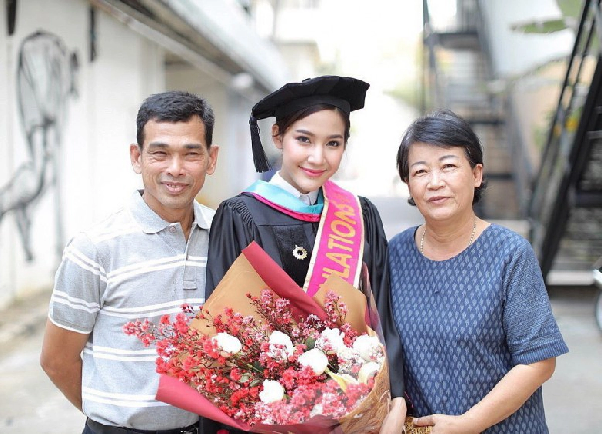'เพ็ชร' ให้ดอกไม้ช่อโต 'มายด์' วันรับปริญญา