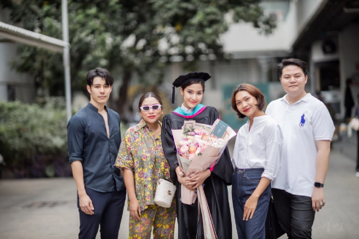 'เพ็ชร' ให้ดอกไม้ช่อโต 'มายด์' วันรับปริญญา