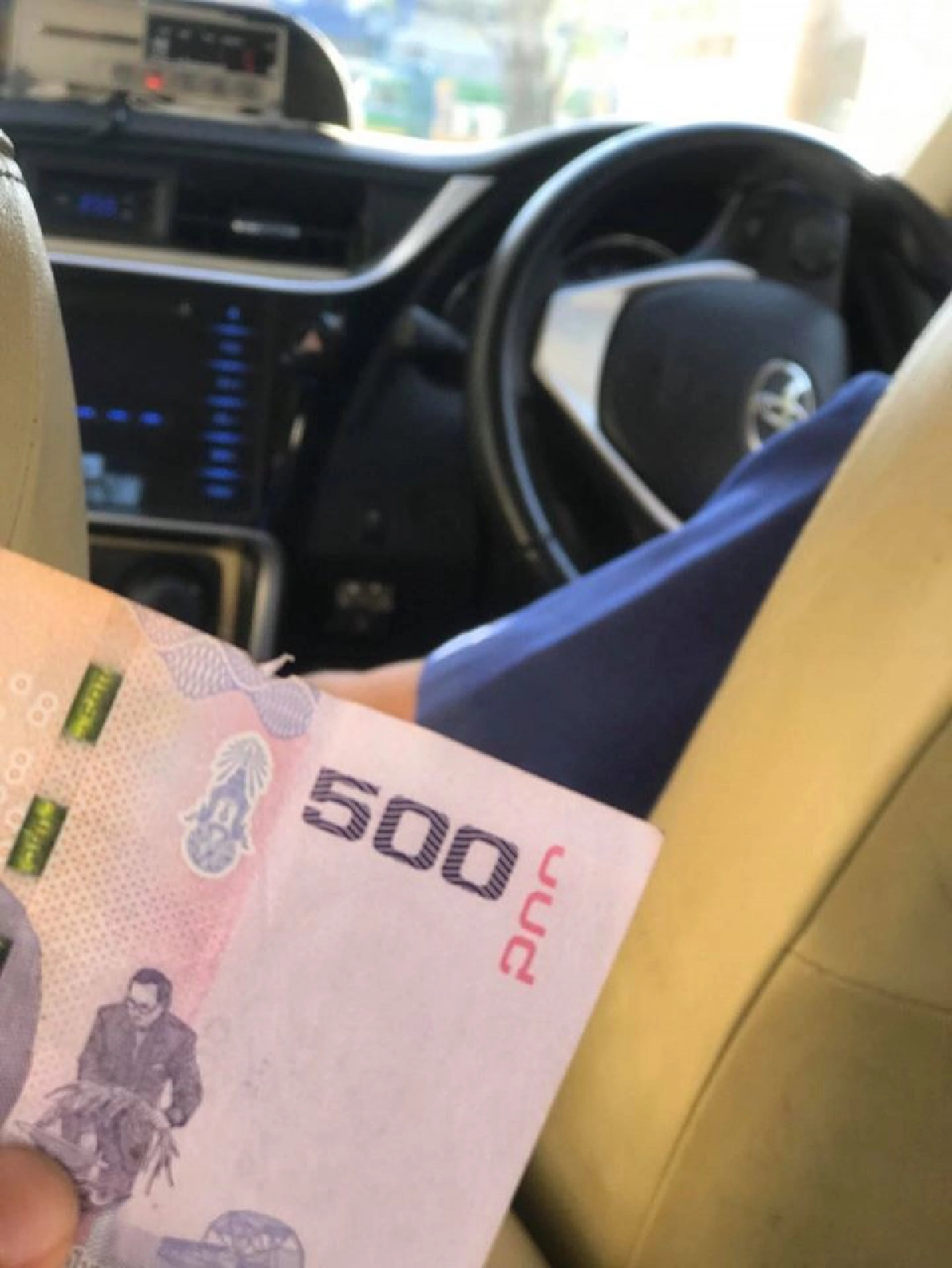 สาวขึ้นรถแท็กซี่ ได้ฟังคำพูดลุงเล่าถึงชีวิตสุดลำบาก