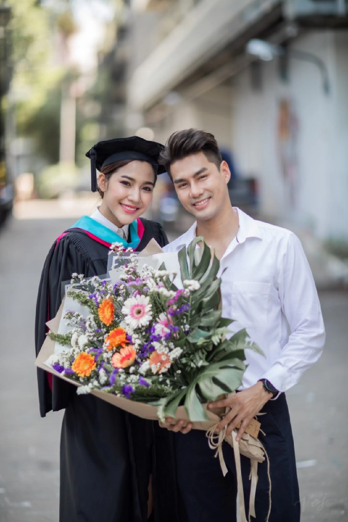 'เพ็ชร' ให้ดอกไม้ช่อโต 'มายด์' วันรับปริญญา