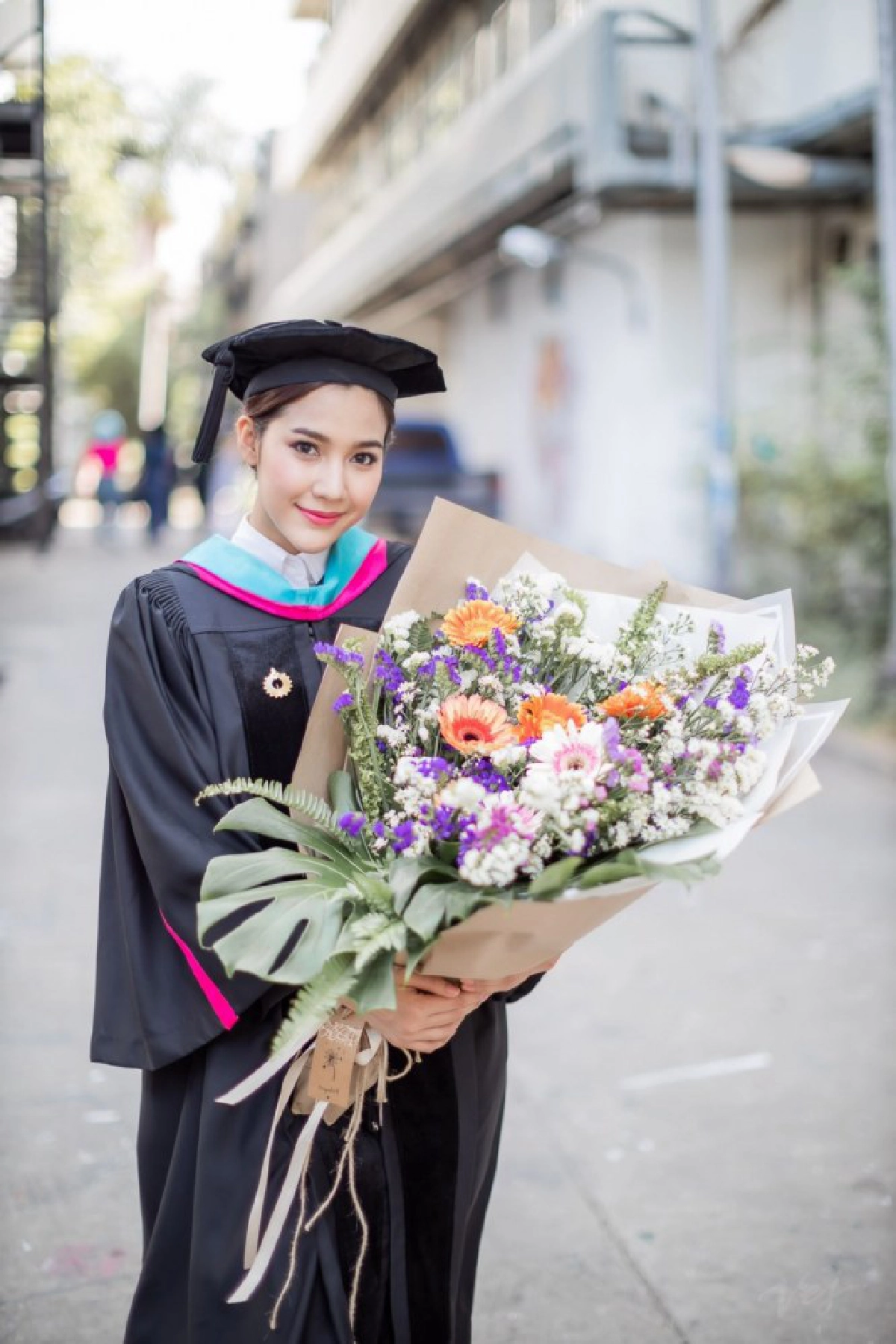 'เพ็ชร' ให้ดอกไม้ช่อโต 'มายด์' วันรับปริญญา