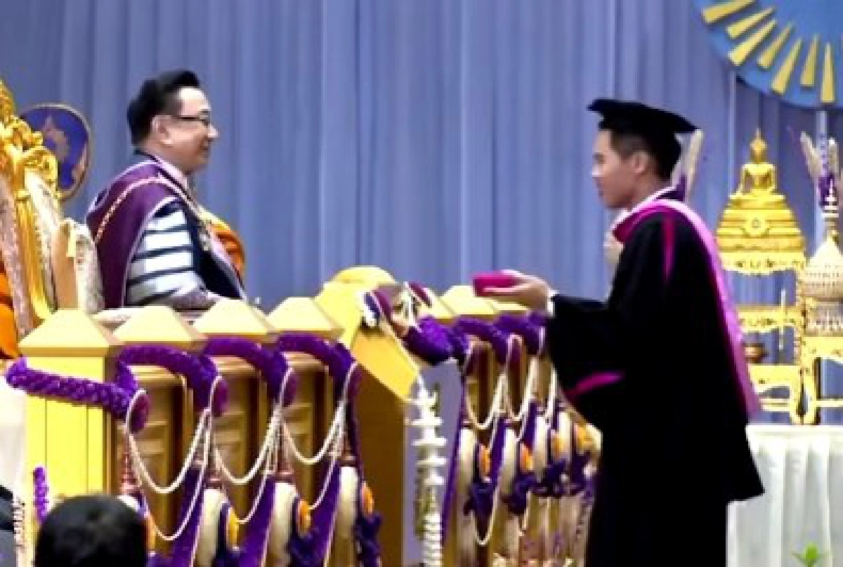 บัณฑิต ม.รังสิต หันไปยิ้มใส่กล้อง พร้อมหมุนฟูลเทิร์นลงเวที